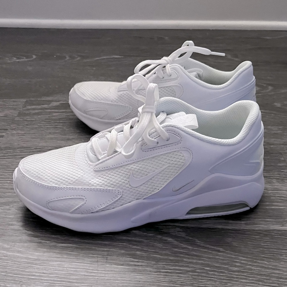 White Nike Air Max Sneakers Like New Size 9